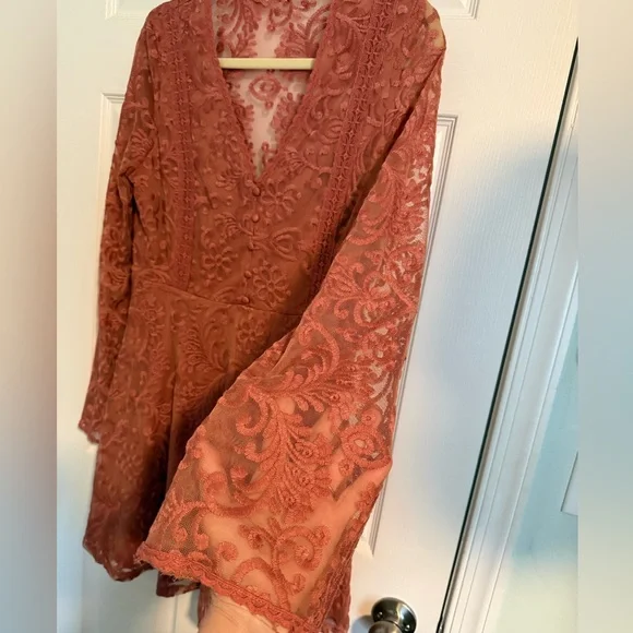 NWT- Francesca’s Lace Dress with Long Flowy Sleeves - Salmon Rose Color - Size L - Picture 3 of 11
